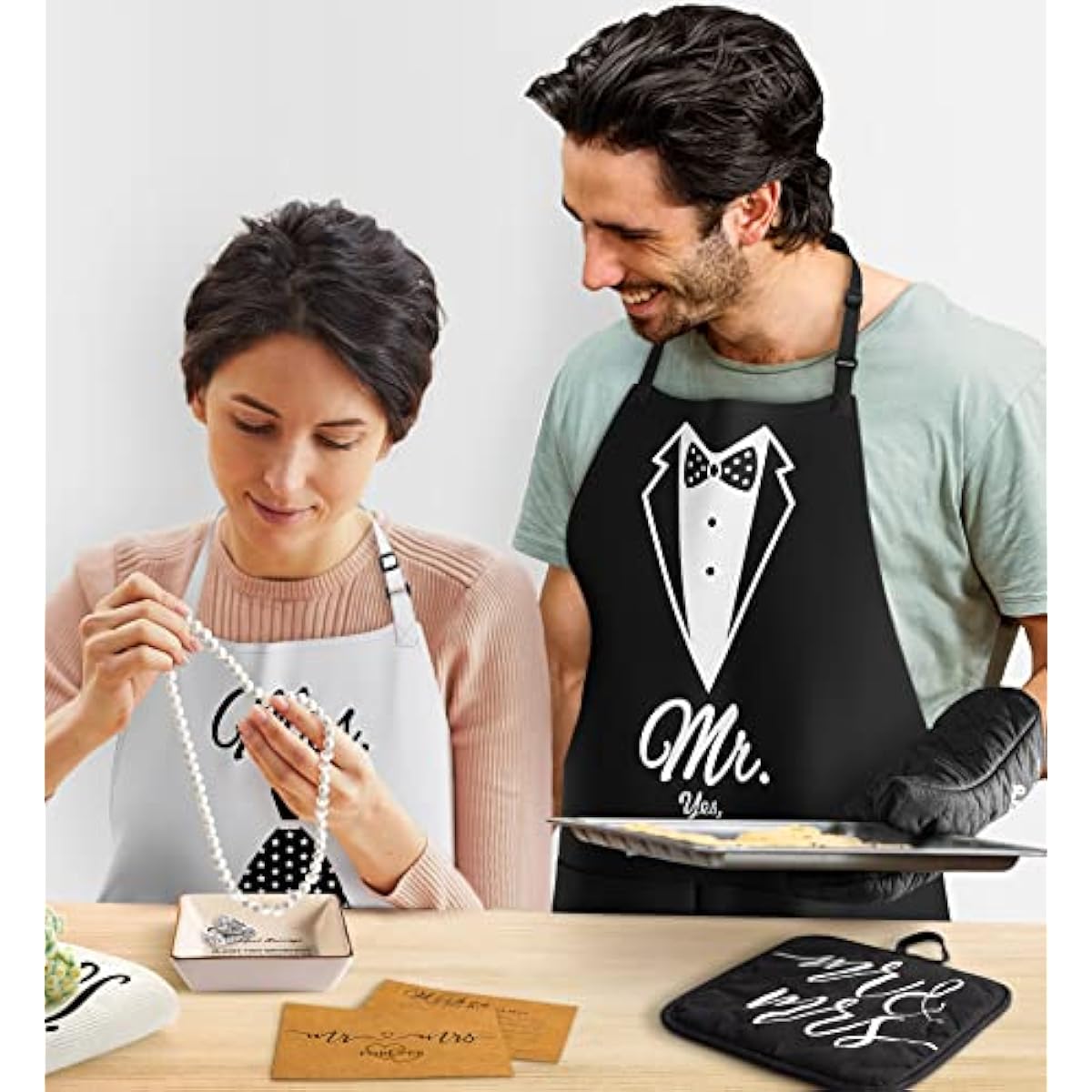 Mr & Mrs Aprons for Couple Gift-Anniversary,Bridal Shower,Wedding,Engagement,Christmas Gifts for Couple,Kitchen Gift Set